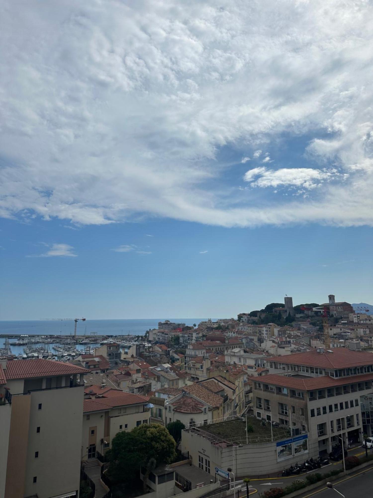 Vue Panoramique Pour Ce 3 Pieces A 7 Minutes A Pied Du Palais Du Festival Cannes