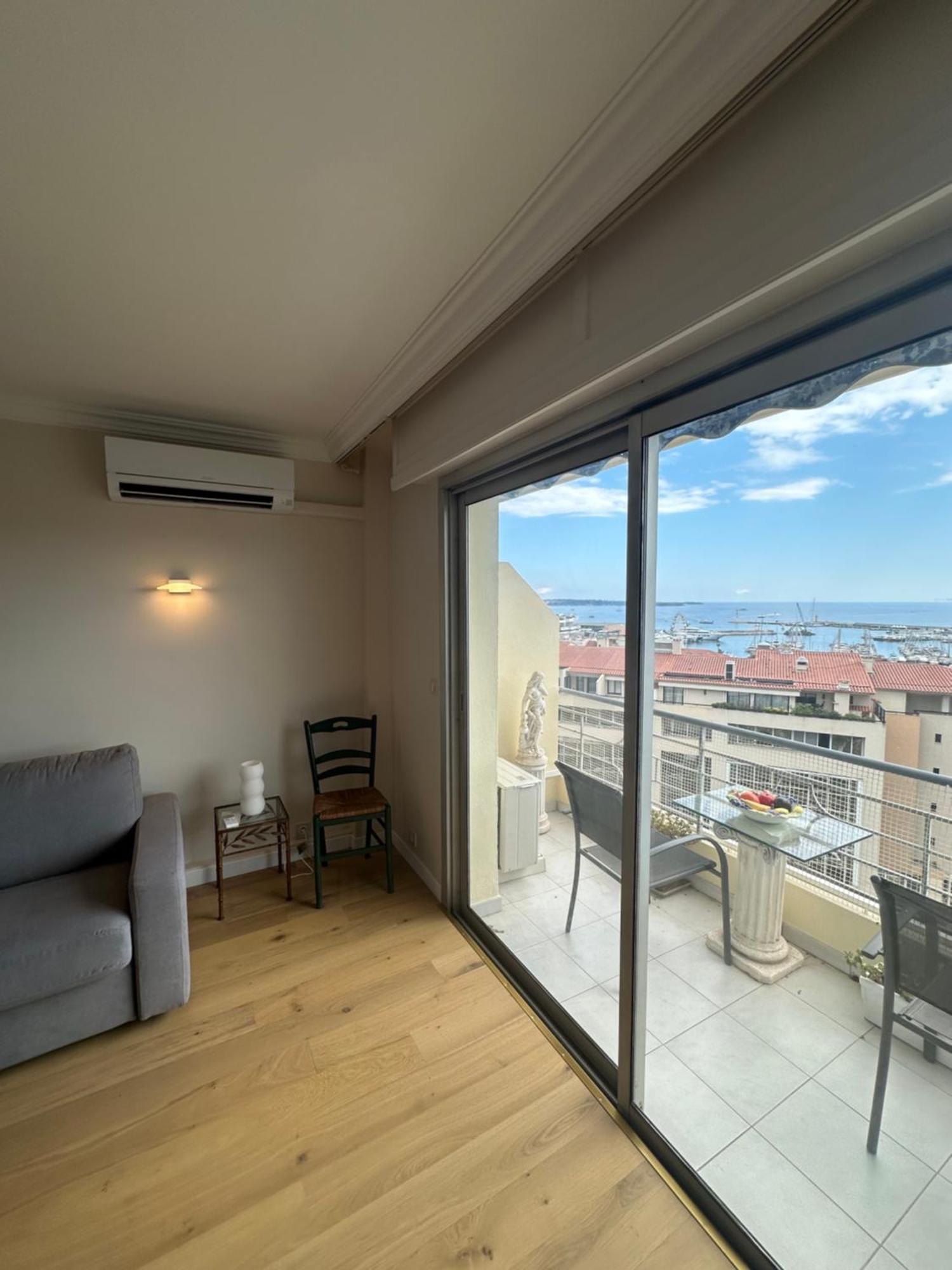 Vue Panoramique Pour Ce 3 Pieces A 7 Minutes A Pied Du Palais Du Festival Cannes